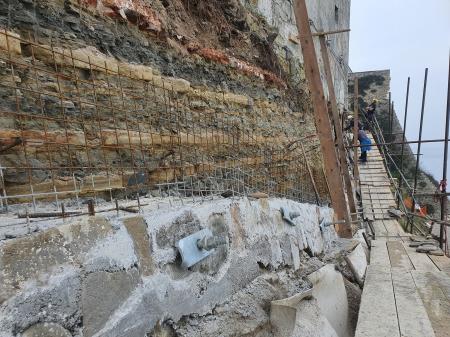 Sanacija klifa pod župniščem I Risanamento della scogliera sotto la parrocchia (1)